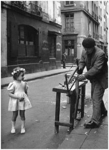 robert-doisneau-le-menuisier-de-la-rue-saint-louis-en-lisle-paris-1947