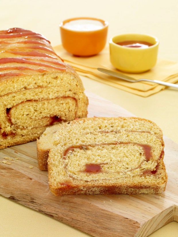 pao_doce_de_milho_recheado_com_goiabada