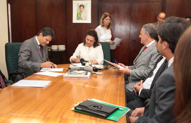 Kátia Abreu e Fernando Haddad assinaram termo de cooperação para dar início aos estudos- Foto: Carlos Silva/Mapa