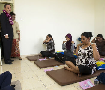 Em 2011, Ban Ki-moon visitou centro de yoga na Indonésia. Foto: ONU/Mark Garten