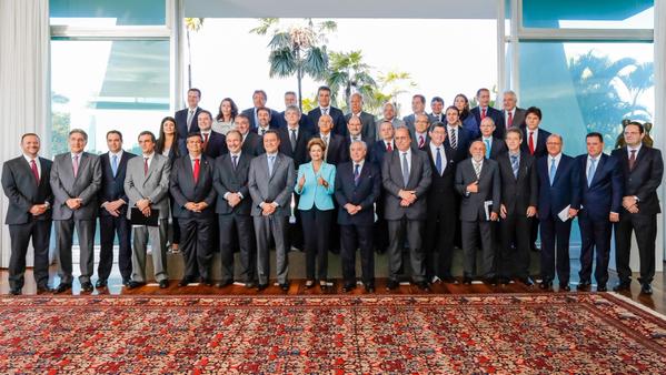 "Queria agradecer mais uma vez a presença de todos", encerra o discurso a presidenta Dilma, durante encontro com governadores