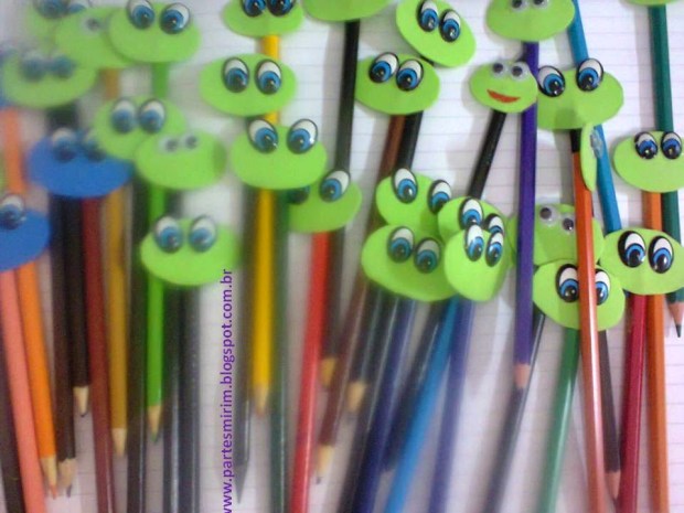 Sapinhos de E.V.A colados no lápis