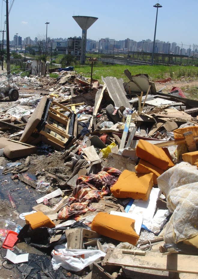 Apesar dos esforços das subprefeituras da cidade de São Paulo, é importante ressaltar a necessidade de colaboração da população para que não depositem materiais inservíveis nas ruas. O descarte irregular é crime ambiental passível de multa de R$ 16 mil, conforme previsto em lei. Para realizar o descarte da forma correta, a população pode consultar no site da Prefeitura o dia e o horário em que o caminhão do Cata-Bagulho passará na região, ou ainda solicitar a inclusão de sua rua na programação. Vale lembrar que as denúncias podem ser feitas pelo telefone 156 da Prefeitura.