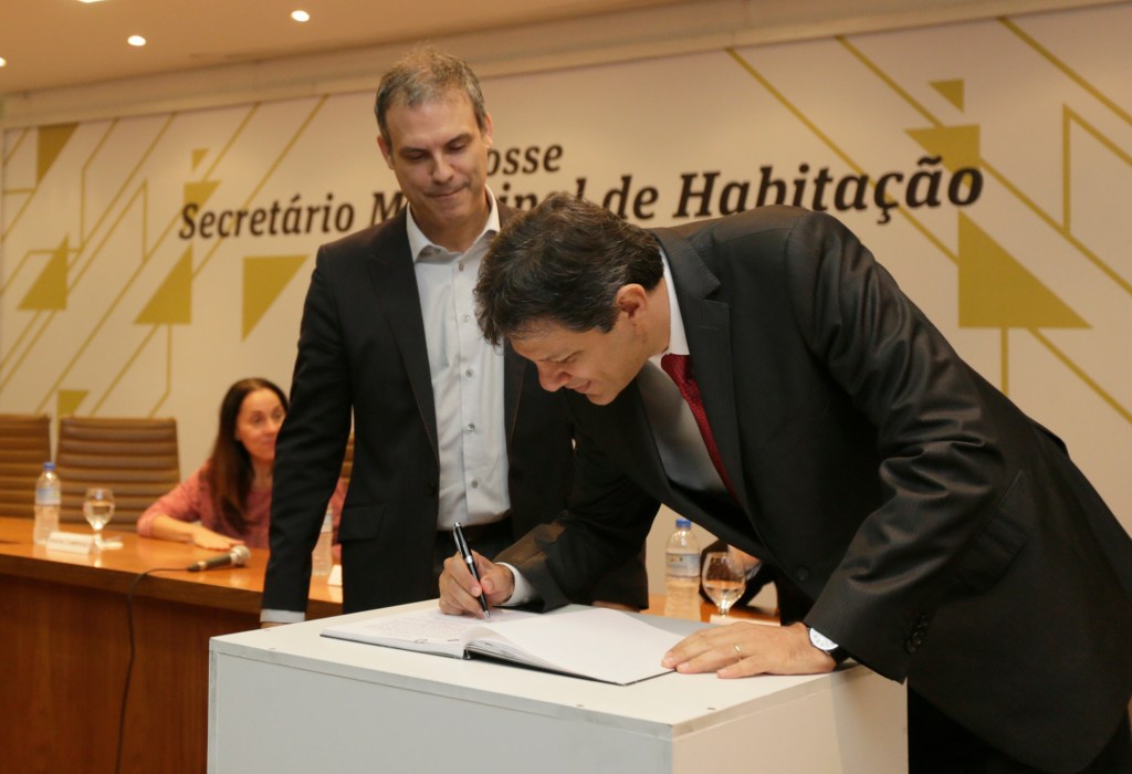 São Paulo 2015-12-02 Solenidade de Posse do Secretário Municipal de Habitação FERNANDO HADDAD, Prefeito de São Paulo;  NÁDIA CAMPEÃO, Vice-Prefeita de São Paulo;  JOÃO SETTE WHITAKER, Secretário Municipal de Habitação que toma posse;  JOSÉ FLORIANO, Secretário Municipal de Habitação que deixa o cargo;  GERALDO JUNCAL, Presidente da COHAB-SP que assume o cargo;  JOÃO ABUKATER NETO, Presidente da COHAB-SP que deixa o cargo. Foto Cesar Ogata / SECOM