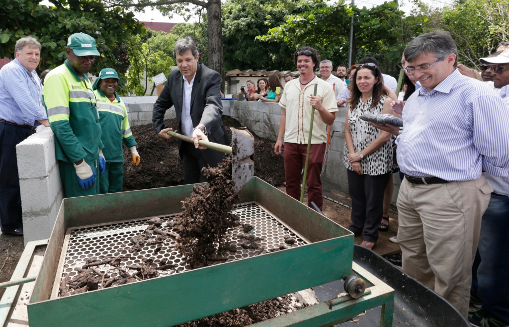 São Paulo 2015-12-15 Inauguração do Pátio Descentralizado de Compostagem de Resíduos de Feiras Livres, Serviços de Poda e Roçagem de Áreas Ajardinadas - Prefeito de São Paulo Fernando Haddad - Foto Cesar Ogata / SECOM