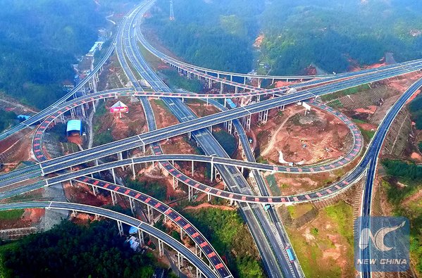 A esplêndida vista #highways ligação de regiões montanhosas Wuling - China. Fot: Xinhua News Agency