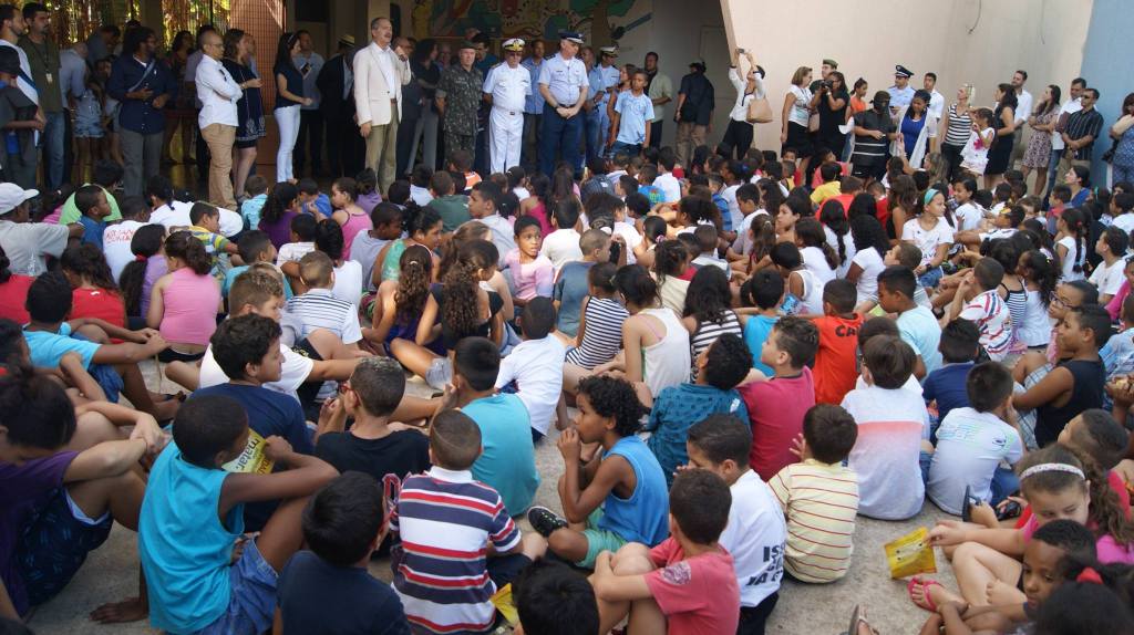 Pela manhã, os alunos participaram de palestras e em seguida foram para as ruas distribuir os materiais que visam informar à comunidade. “Eu e meus amigos estamos entregando panfletos explicando que não se pode deixar água parada”, explicou um garoto
