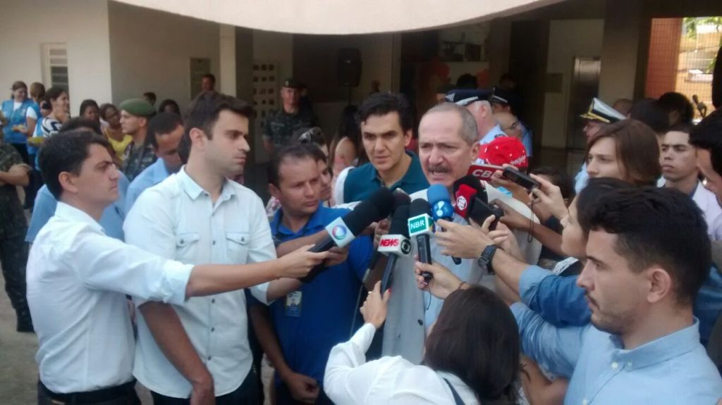 Ministro da Defesa e o Secretario Municipal de Educação participam da ação federal que envolve as comunidades escolares no combate e prevenção ao mosquito Aedes aegypti