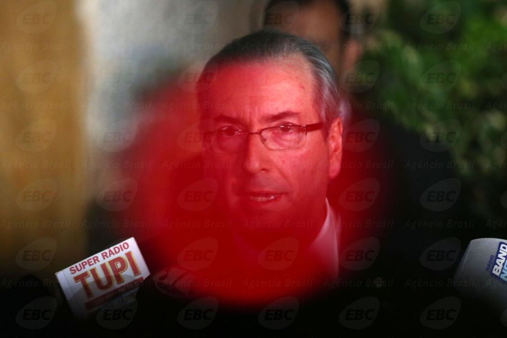 Brasília - O deputado afastado Eduardo Cunha fala à imprensa sobre a decisão do Supremo Tribunal Federal de manter seu afastamento da Câmara (Fabio Rodrigues Pozzebom/Agência Brasil)