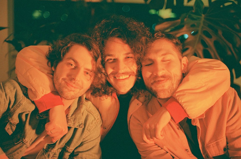 Trio curitibano Tangerim lança música em apoio à Vacina da&nbsp;UFPR