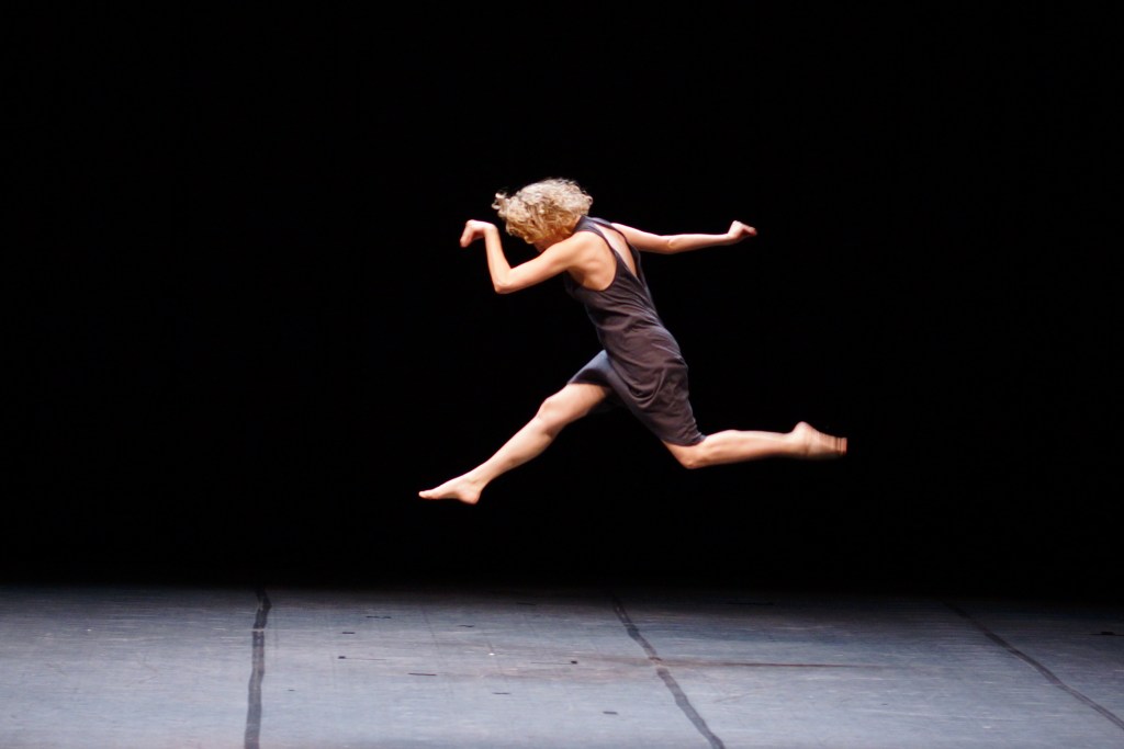 Andréia Nhur apresenta espetáculo Mulher Sem Fim e faz nova edição do seu Laboratório Sonorocoreográfico no Sesc Ipiranga 