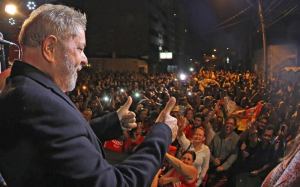 Do facebook de Lula - 11 de agosto de 2014 - "Eu devo tudo que eu sou à evolução politica da classe trabalhadora", disse Lula ao ser recebido por centenas de trabalhadores presentes na inauguração da nova sede do Sindicato dos Metalúrgicos de Jundiaí e região, esta noite. http://bit.ly/XYAAGe Foto: Ricardo Stuckert/Instituto Lula